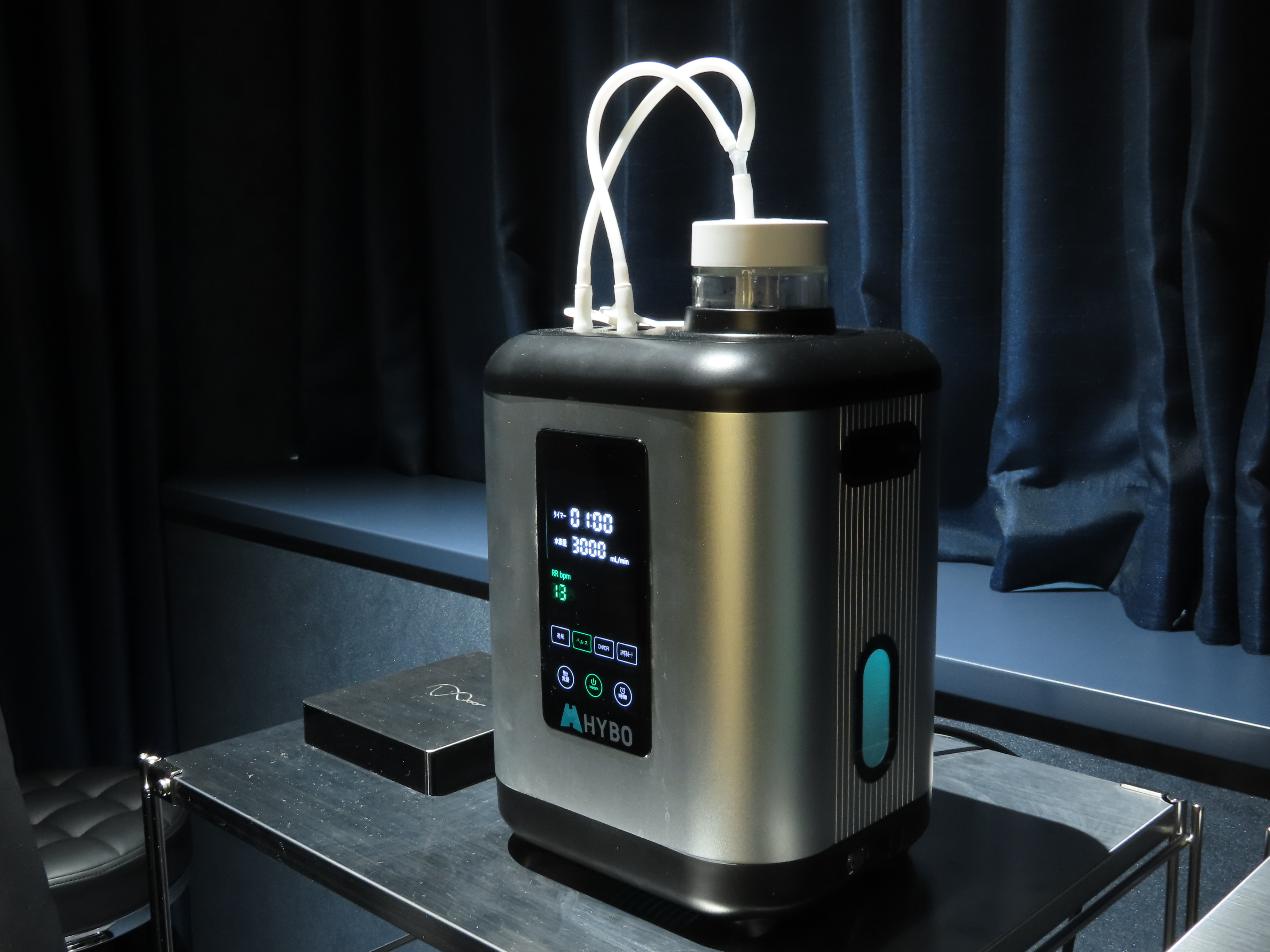 高濃度水素吸引器。ディスプレイに3,000mL/分の発生量が表示されている。